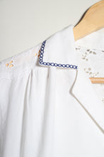 Load image into Gallery viewer, Chemise blanche et son col brodé