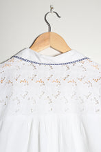 Load image into Gallery viewer, Chemise blanche et son col brodé