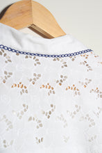 Load image into Gallery viewer, Chemise blanche et son col brodé