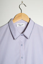 Load image into Gallery viewer, Chemise à rayure et son col brodé
