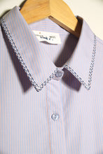 Load image into Gallery viewer, Chemise à rayure et son col brodé