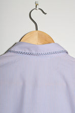Load image into Gallery viewer, Chemise à rayure et son col brodé