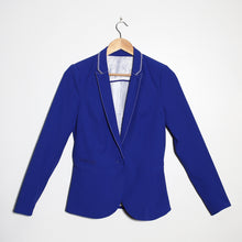 Load image into Gallery viewer, Veste bleue électrique et son col brodé