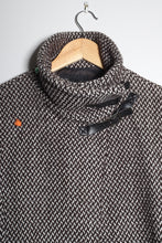 Load image into Gallery viewer, Manteau en laine réparé