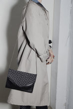 Load image into Gallery viewer, Pochette en cuire &amp; Jeans Sashiko
