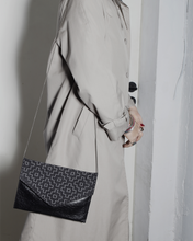 Cargar imagen en el visor de la galería, Pochette en cuire &amp; Jeans Sashiko