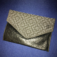 Load image into Gallery viewer, Pochette en cuire &amp; Jeans Sashiko