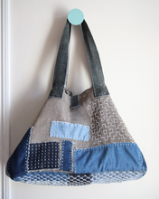 Cargar imagen en el visor de la galería, Sac en lin réparé et brodé – Patchwork denim &amp; sashiko