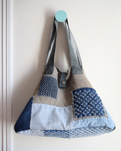 Cargar imagen en el visor de la galería, Sac en lin réparé et brodé – Patchwork denim &amp; sashiko