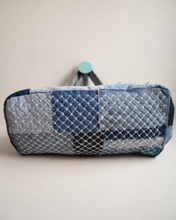 Cargar imagen en el visor de la galería, Sac en lin réparé et brodé – Patchwork denim &amp; sashiko