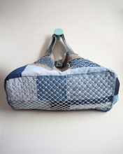 Cargar imagen en el visor de la galería, Sac en lin réparé et brodé – Patchwork denim &amp; sashiko