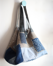 Cargar imagen en el visor de la galería, Sac en lin réparé et brodé – Patchwork denim &amp; sashiko