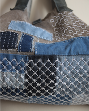 Cargar imagen en el visor de la galería, Sac en lin réparé et brodé – Patchwork denim &amp; sashiko