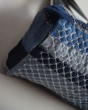 Cargar imagen en el visor de la galería, Sac en lin réparé et brodé – Patchwork denim &amp; sashiko