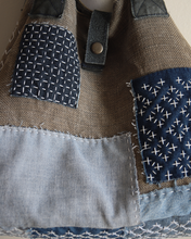 Cargar imagen en el visor de la galería, Sac en lin réparé et brodé – Patchwork denim &amp; sashiko