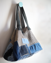Cargar imagen en el visor de la galería, Sac en lin réparé et brodé – Patchwork denim &amp; sashiko