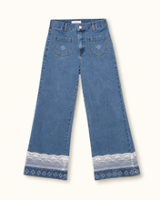 Charger l'image dans la galerie, Jean large en denim, broderies sashiko et dentelle vintage – Pièce unique