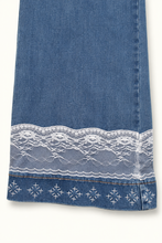Charger l'image dans la galerie, Jean large en denim, broderies sashiko et dentelle vintage – Pièce unique
