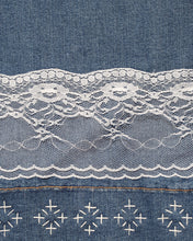 Charger l'image dans la galerie, Jean large en denim, broderies sashiko et dentelle vintage – Pièce unique