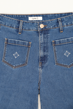 Charger l'image dans la galerie, Jean large en denim, broderies sashiko et dentelle vintage – Pièce unique