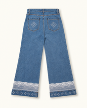 Charger l'image dans la galerie, Jean large en denim, broderies sashiko et dentelle vintage – Pièce unique