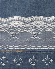 Charger l'image dans la galerie, Jean large en denim, broderies sashiko et dentelle vintage – Pièce unique
