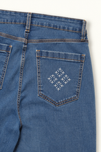 Charger l'image dans la galerie, Jean large en denim, broderies sashiko et dentelle vintage – Pièce unique