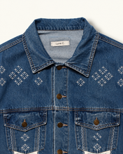 Charger l'image dans la galerie, Veste en jean oversize — Dentelle ancienne &amp; Sashiko
