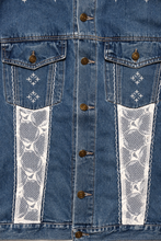 Charger l'image dans la galerie, Veste en jean oversize — Dentelle ancienne &amp; Sashiko