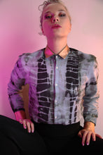 Load image into Gallery viewer, Chemise recyclée avec batik noir et vert