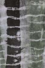 Load image into Gallery viewer, Chemise recyclée avec batik noir et vert