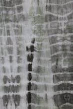Load image into Gallery viewer, Chemise recyclée avec batik noir et vert