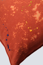 Cargar imagen en el visor de la galería, coussin rouille et tâches brodées