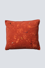 Cargar imagen en el visor de la galería, coussin rouille et tâches brodées