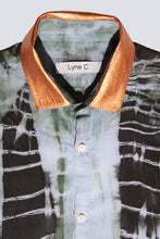 Load image into Gallery viewer, Chemise recyclée avec batik noir et vert