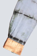 Load image into Gallery viewer, Chemise recyclée avec batik noir et vert