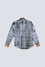 Load image into Gallery viewer, Chemise recyclée avec batik noir et vert