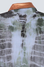 Load image into Gallery viewer, Chemise recyclée avec batik noir et vert