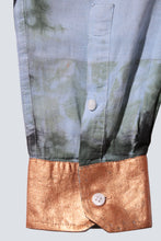 Load image into Gallery viewer, Chemise recyclée avec batik noir et vert
