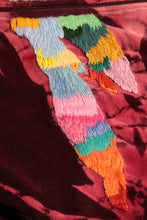 Load image into Gallery viewer, Gilet Unisex en velours bordeaux recyclé Arty